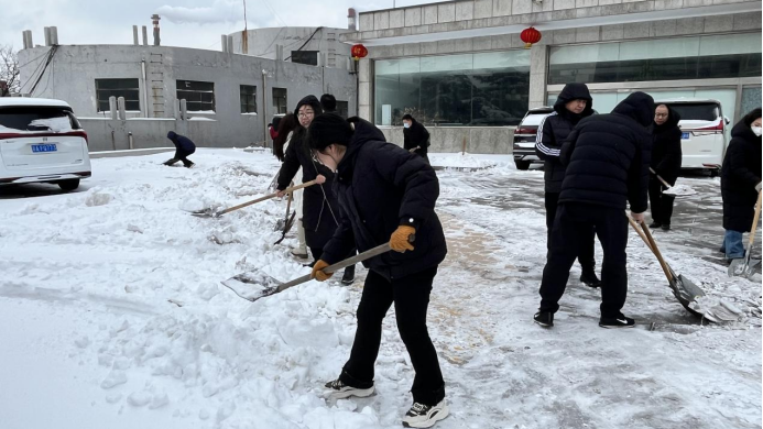 无畏风雪 保障畅通 | 文安钢铁集团行政人员清扫办公楼大院积雪